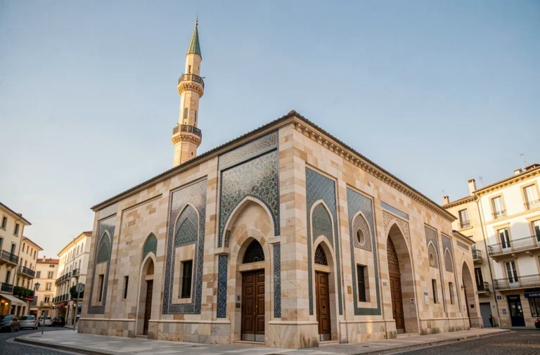 Façade d'une mosquée à Montpellier avec architecture islamique traditionnelle et minaret